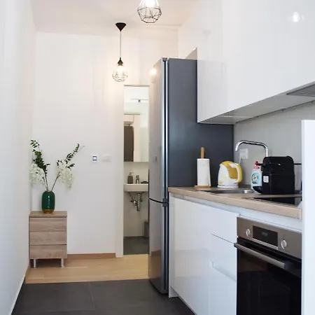 Apartman Cozy Seaside With Private Pool & Terrace