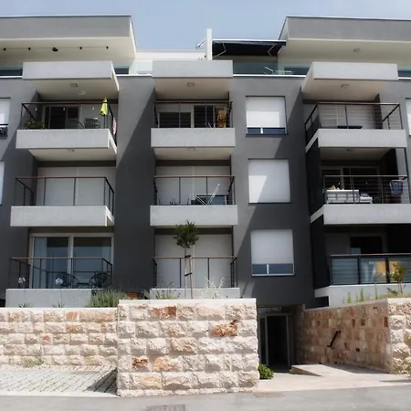 Cozy Seaside With Private Pool & Terrace Apartman Split